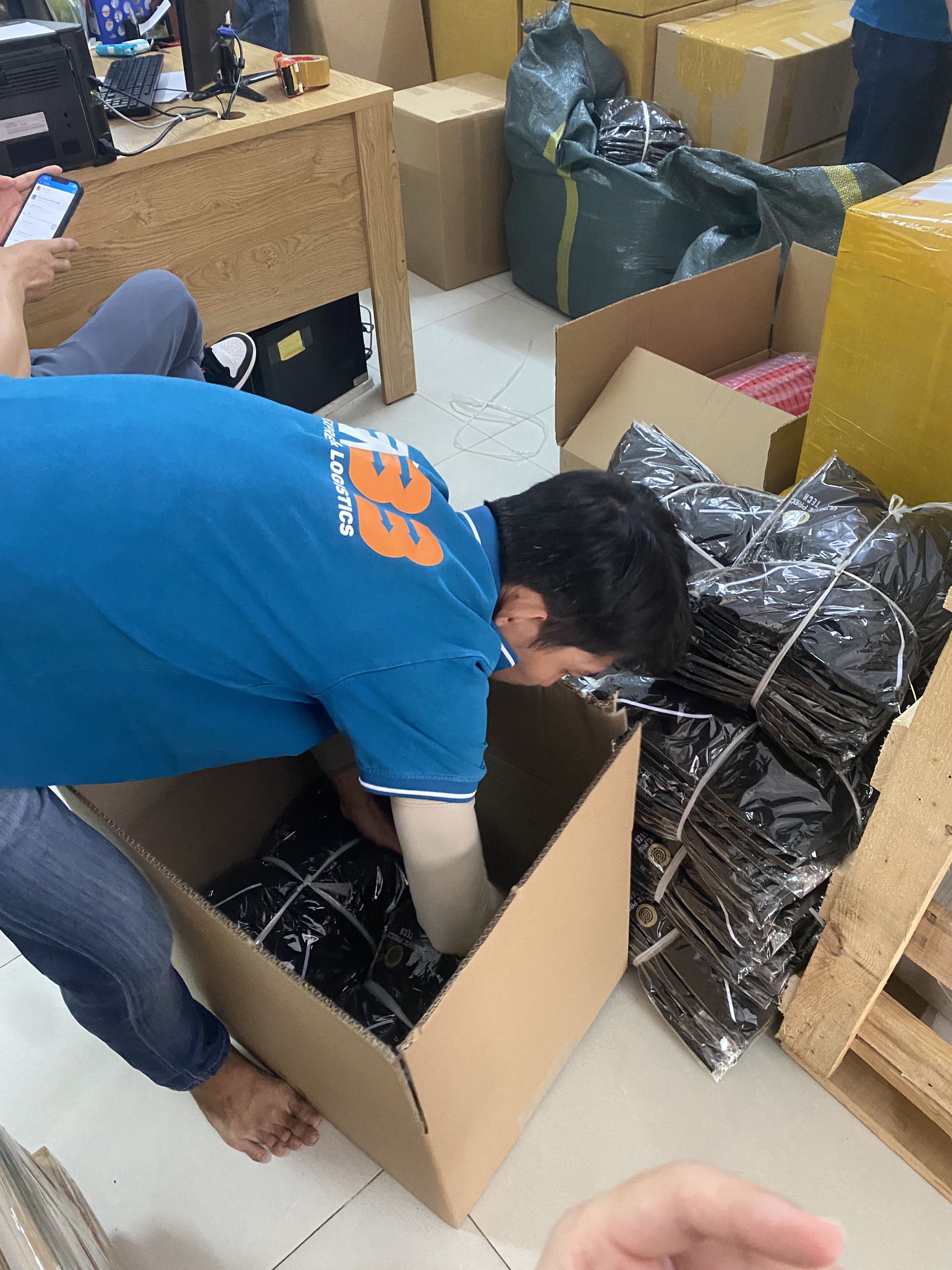 gửi hàng thời trang may mặc đi úc
